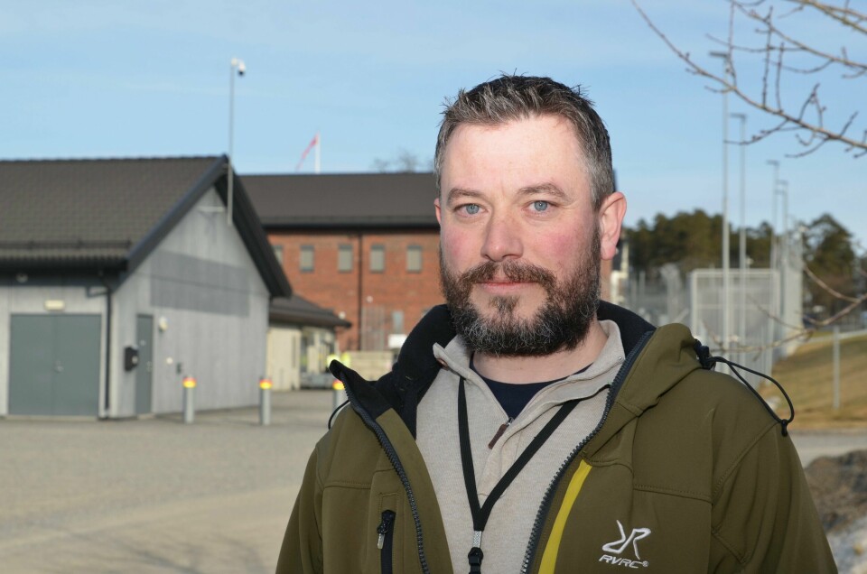 – Økt grad av innlåsing gir mer irritasjon, trusler og aggressive innsatte – som igjen resulterer i økt sykefravær hos betjentene, sier Anders Badendyck Elseth, leder i Kriminalomsorgens Yrkesforbund i Indre Østfold. – Økt grad av innlåsing gir mer irritasjon, trusler og aggressive innsatte – som igjen resulterer i økt sykefravær hos betjentene, sier Anders Badendyck Elseth, leder i Kriminalomsorgens Yrkesforbund i Indre Østfold.
