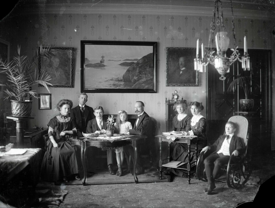 Christian Bjelland med sin familie. Fra venstre: Olga f. 1891, Sverre 1889-1918, Ragnvald 18986-1955, Thora Margrethe f. 1900, Christian Bjelland, Kirsten 1895-1911, Gunhild Jorina f. 1885 og Christian Jr. f. 1897. Christian Bjelland