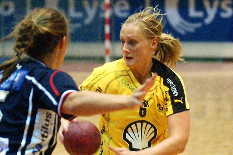 Olaug Iren Lode vendte tilbake til Sola for å innta en rolle i trenerteamet. Nå blir hun playmaker. Her er hun i aksjon for klubben i 2005.