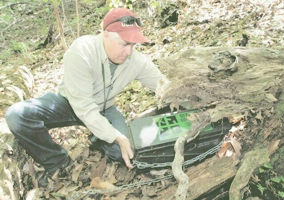 En geocache kan være alt fra en liten matboks med en blyant og loggbok, til avanserte, store bokser med mye innhold. Brukerne kan selv legge ut cacher og få dem registrert på den offisielle nettsiden geocaching.com. FOTO: JERRY MCCREA /NTB SCANPIX