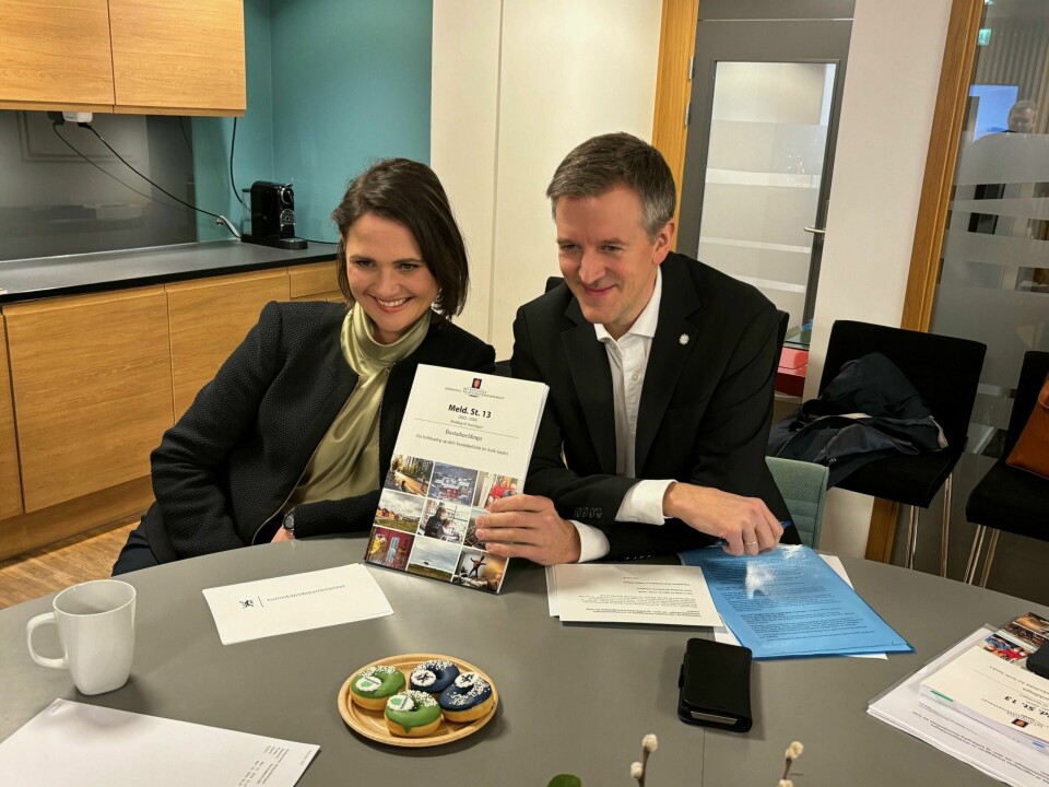 Kommunal- og distriktsminister Erling Sande (Sp) og kunnskapsminister Kari Nessa Nordtun (Ap), la fredag frem boligmeldingen. Nessa
