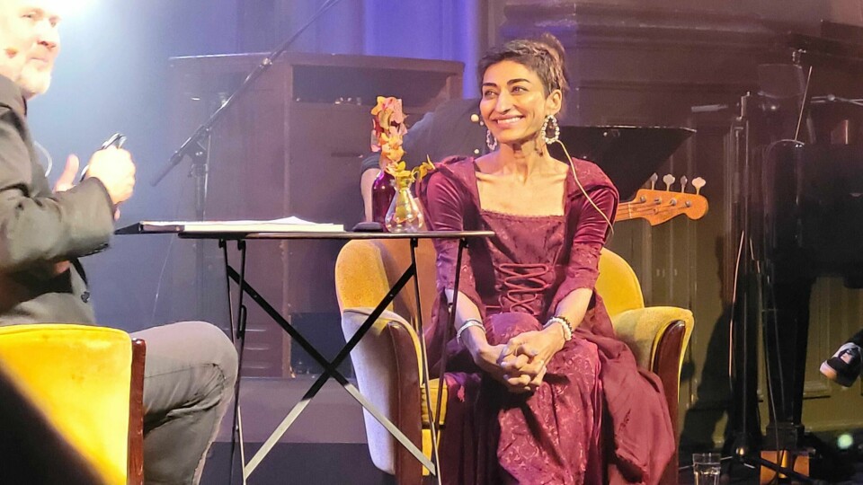 Shabana Rehman fortalte gode nyheter om kreftbehandlingen under en forestilling i Jakobskirken onsdag, her med intervjuer Alf van der Hagen. Shabana Rehman.