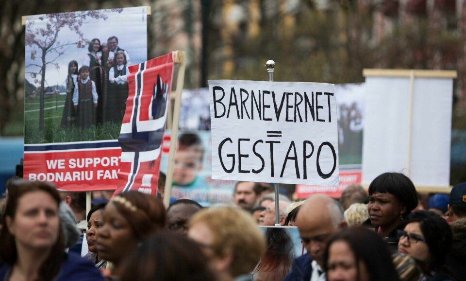 Demonstrasjoner foran Stortinget mot barnevernet i 2016. Mange av demonstrantene var selv foreldre som er blitt fratatt sine barn av barnevernet, ifølge arrangørene. Nå får de uventet støtte fra en FN-rapport. Demonstrasjoner foran Stortinget mot barnevernet i 2016. Mange av demonstrantene var selv foreldre som er blitt fratatt sine barn av barnevernet, ifølge arrangørene. Nå får de uventet støtte fra en FN-rapport.