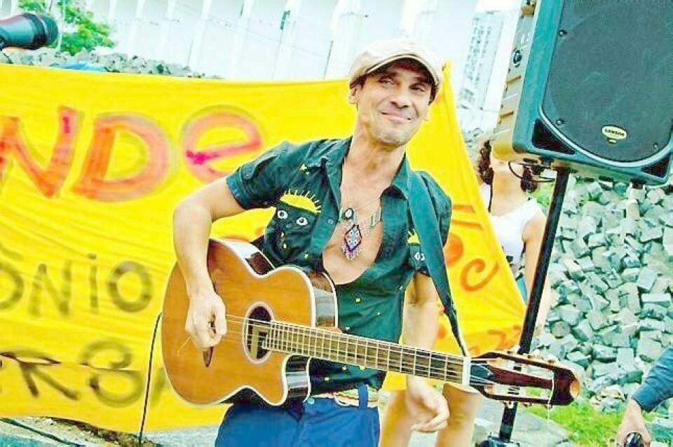 Manu Chao, her i sitt rette element, under en demonstrasjon for bevaring av en trikkelinje i Rio de Janeiro i fjor. FOTO: MARIANA ROCHA/NTB SCANPIX