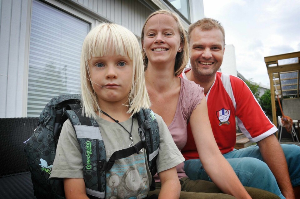Lille Severin har sin aller første skoledag på mandag. Da er det godt at både mor og far skal være med. Arve Nåden har fast jobb og hjemmekontor, og sliter ikke med å få seg fri for anledningen. Kona Camilla L. Nåden jobber i kommunal barnehage, og har søkt og fått innvilget en betalt fridag. Hun sier til RA at barnehagen opererer med en felles pott med velferdsfridager for de ansatte.