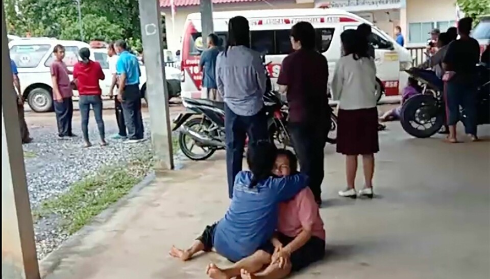 Fortvilte pårørende trøster hverandre utenfor barnehagen som ble angrepet i Thailand torsdag. Fortvilte pårørende trøster hverandre utenfor barnehagen som ble angrepet i Thailand torsdag. Foto: Mungkorn Sriboonreung Rescue Group via AP / NTB