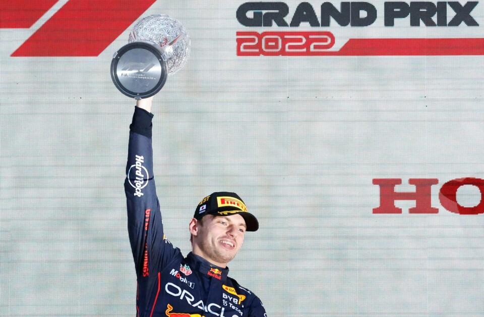 Etter litt forvirring og kaos etter målgang, kunne til slutt Max Verstappen juble for sammenlagtseier i årets Formel 1-sesong. Etter litt forvirring og kaos etter målgang, kunne til slutt Max Verstappen juble for sammenlagtseier i årets Formel 1-sesong.