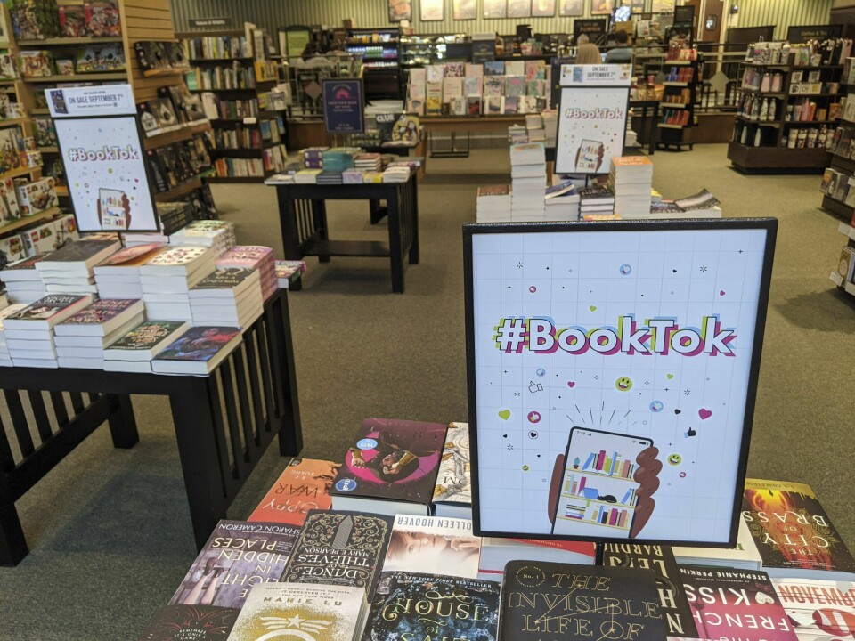 Flere bokhandlere har begynt å sette oppe egne hyller og anbefalinger med Booktok-bøker. Her fra en amerikansk Barnes & Noble-bokhandel Flere bokhandlere har begynt å sette oppe egne hyller og anbefalinger med Booktok-bøker.
