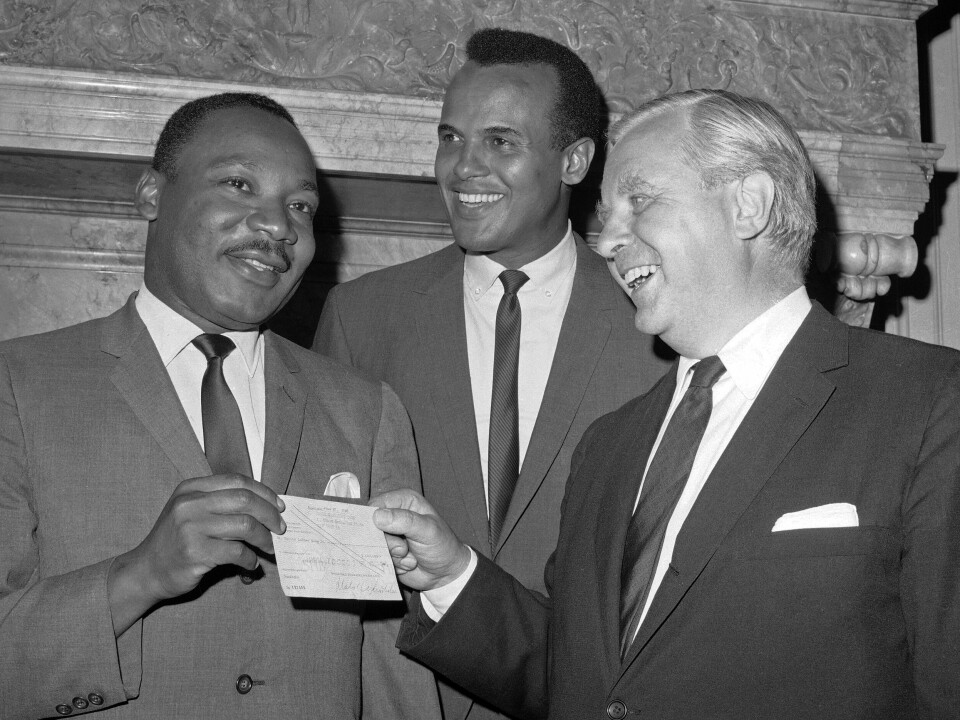 Dr. Martin Luther King Jr. (til venstre) mottar en sjekk på 100,000 dollar som en donasjon til borgerrettighetsarbeidet. Her sammen med Harr Belafonte og den svenske generalkonsulen Tore Tallroth i 1966. Harry Belafonte