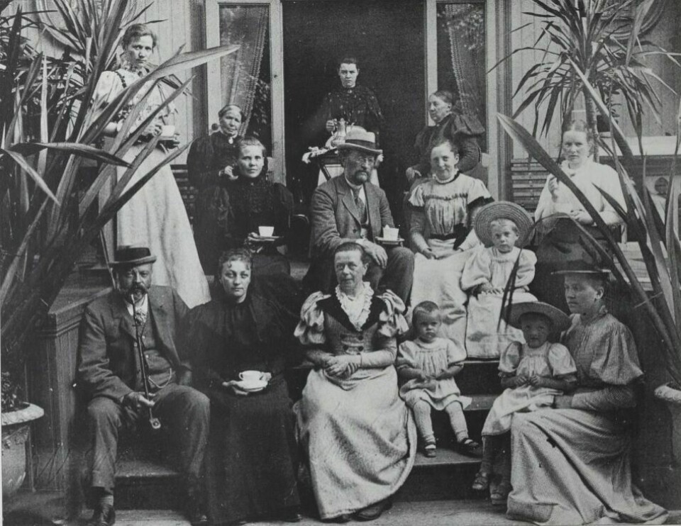 En håndfull afrikanskfødte vokste opp i norske familier på 1800-tallet. I tenåra kom Kalipi Chipaka til den rike reder- og trelasthandlerfamilien Capjon i Lier. Tolv voksne og tre barn står og sitter på en trapp.