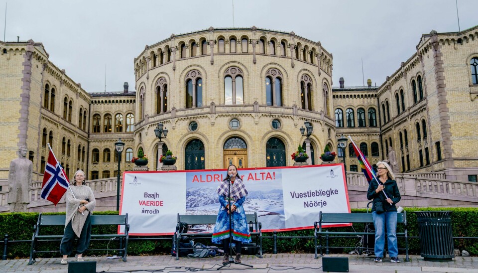 Reindriftssamene fra Fosen demonstrerte foran Stortinget i august i fjor. De vant fram i Høyesterett med at vindkraftutbyggingen var ulovlig, men vindmøllene står fortsatt. På bildet holder reindriftssame Maja Kristine Jåma appell. Arkivfoto: Stian Lysberg Solum / NTB Reindriftssamene fra Fosen demonstrerte foran Stortinget i august i fjor. De vant fram i Høyesterett med at vindkraftutbyggingen var ulovlig, men vindmøllene står fortsatt. På bildet holder reindriftssame Maja Kristine Jåma appell. Arkivfoto: Stian Lysberg Solum / NTB