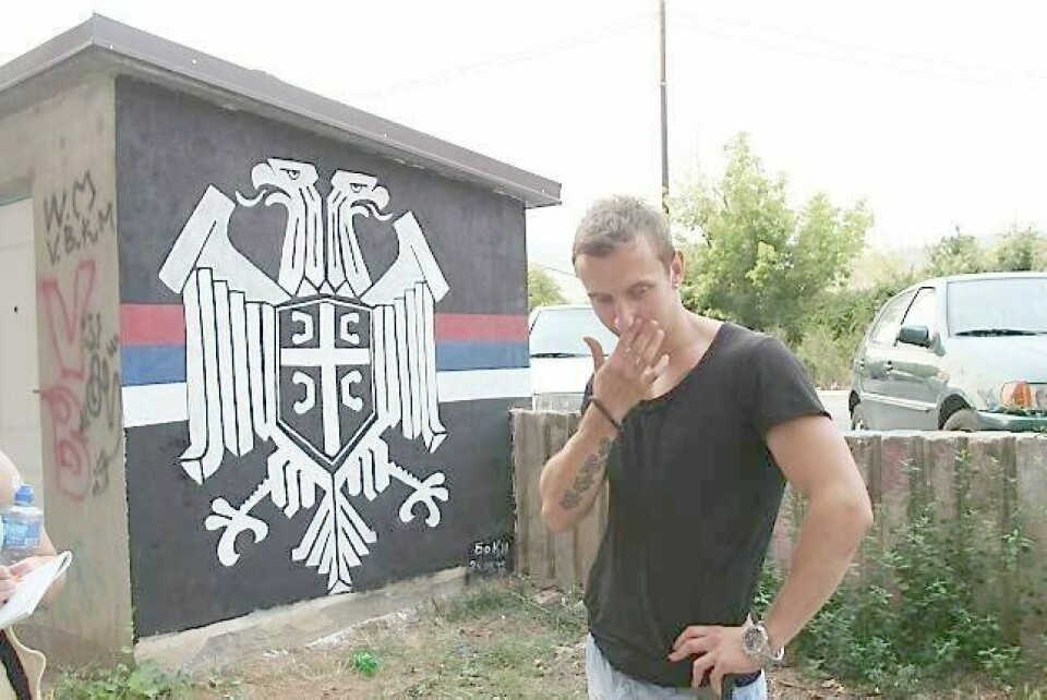 Bojan Ordic har laget mange av de politiske veggmaleriene i Kosovo. Han sier innbyggerne vil bruke våpen for å beskytte seg. FOTO: MARIA LAVIK