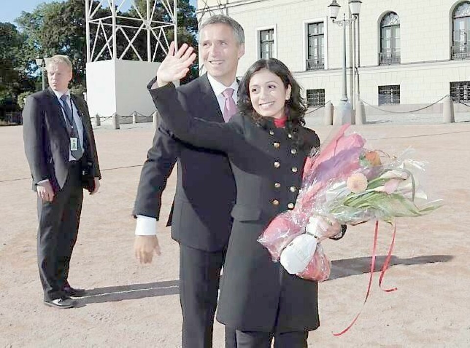 Hadia Tajik og Jens Stoltenberg vinker til de frammøtte under gårsdagens seanse på Slottplassen. FOTO: NTB SCANPIX