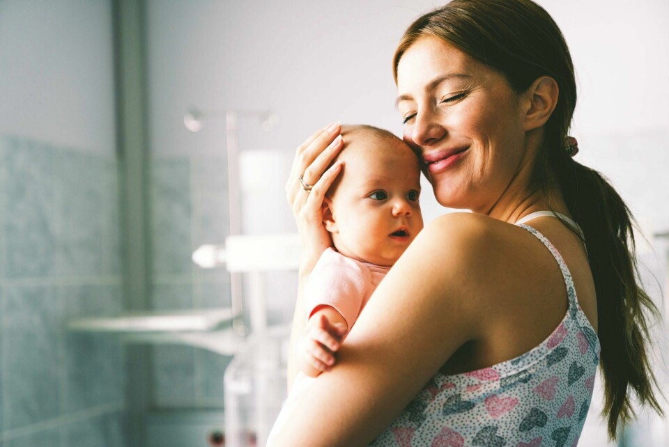 Folk har enten ikke tid til å få barn, eller så går eggene ut på dato før muligheten byr seg, skriver John Ivar Liverød. Mor med baby, fødsel, befolkningsvekst
