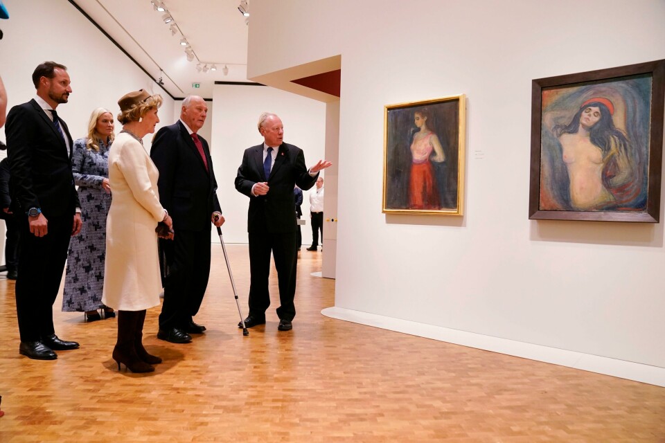 Munch-direktør Stein Olav Henrichsen har opplevd å få 1,3 millioner besøkende til det nye museet. Her viser han et celebert knippe av dem rundt under åpningen i fjor. Munch-direktør Stein Olav Henrichsen har opplevd å få 1,3 millioner besøkende til det nye museet. Her viser han et celebert knippe av dem rundt under åpningen i fjor. Foto: Stian Lysberg Solum / NTB