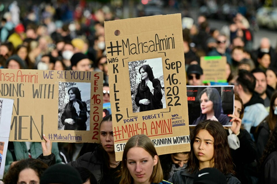 Demonstranter hadde med seg plakater med bilde av Mahsa Amini under en markering i Berlin for å støtte iranske kvinner og protestene. Demonstranter hadde med seg plakater med bilde av Mahsa Amini under en markering i Berlin for å støtte iranske kvinner og protestene.