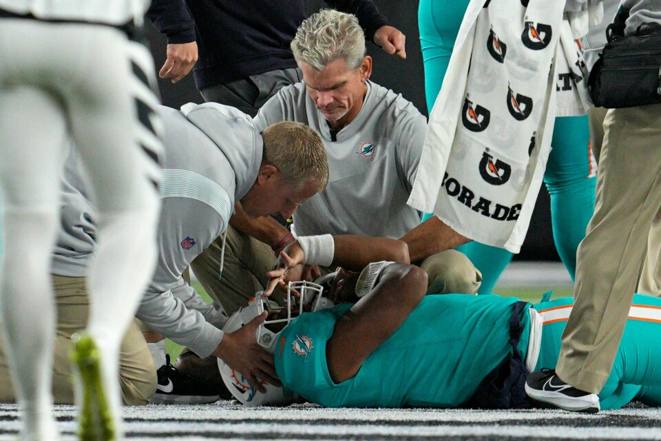 Tua Tagovailoa undersøkes etter at han fikk en stygg hodesmell i mandagens NFL-kamp. Han ble sendt på banen igjen bare fire dager etter en annen hodesmell. Tua Tagovailoa undersøkes etter at han fikk en stygg hodesmell i mandagens NFL-kamp. Han ble sendt på banen igjen bare fire dager etter en annen hodesmell. Foto: Jeff Dean, AP / NTB
