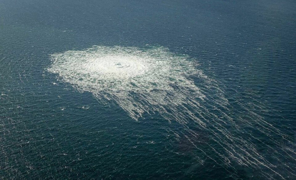 Det danske forsvaret offentliggjorde tirsdag bilder av den ene gasslekkasjen i Østersjøen. Gasslekkasjene er godt synlig på overflaten av Østersjøen. Foto: Danske forsvaret / NTB