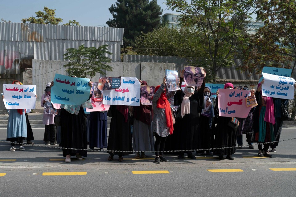 Det er holdt støttemarkeringer i en rekke land. I Afghanistan demonstrerte kvinner utenfor den iranske ambassaden i Kabul for å støtte protestene i Iran etter Aminis dødsfall. Det er holdt støttemarkeringer i en rekke land. I Afghanistan demonstrerte kvinner utenfor den iranske ambassaden i Kabul for å støtte protestene i Iran etter Aminis dødsfall.