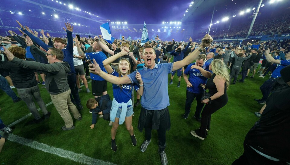 Everton er bøtelagt med 3,6 millioner kroner for ikke å ha hatt kontroll på egne supportere da klubben i mai berget plassen i Premier League. Everton-tilhengerne stormet banen etter at laget deres berget plassen i Premier League ved å vende 0-2 til 3-2 mot Crystal Palace. Foto: Jon Super, AP / NTB