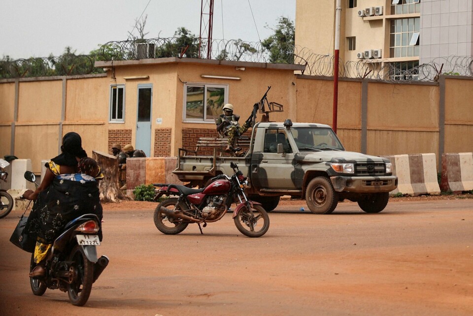 Soldater i gatene i Burkina Faso fredag 30. september. Landet har vært herjet av vold siden oberstløytnant Paul-Henri Sandaogo Damiba tok makta i januar, og fredag ble det kunngjort militærkupp i landet. Soldater i gatene i Burkina Faso fredag 30. september. Landet har vært herjet av vold siden oberstløytnant Paul-Henri Sandaogo Damiba tok makta i januar, og fredag ble det kunngjort militærkupp i landet.