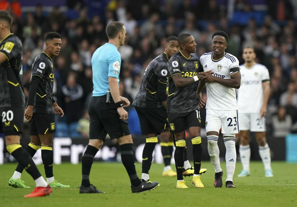 Leeds-spiller Luis Sinisterra ble utvist etter 48 minutter i oppgjøret mot Aston Villa i Premier League. Leeds-spiller Luis Sinisterra ble utvist etter 48 minutter i oppgjøret mot Aston Villa i Premier League. Foto: Tim Goode / AP / NTB