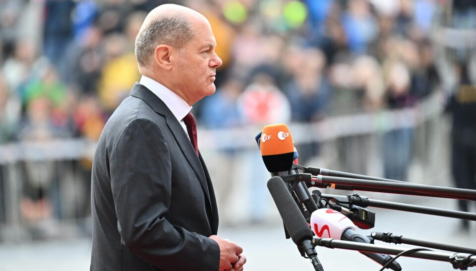 Den tyske forbundskansler Olaf Scholz måtte svare på mange spørsmål om den tyske krisepakken under det uformelle EU-toppmøte i Praha. Den tyske forbundskansler Olaf Scholz måtte svare på mange spørsmål om den tyske krisepakken under det uformelle EU-toppmøte i Praha.