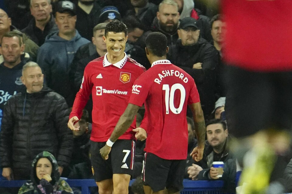 Cristiano Ronaldo (t.v.) smiler bredt foran Marcus Rashford etter å ha sendt Manchester United i ledelsen borte mot Everton Cristiano Ronaldo (t.v.) smiler bredt foran Marcus Rashford etter å ha sendt Manchester United i ledelsen borte mot Everton. Foto: Jon Super / AP / NTB