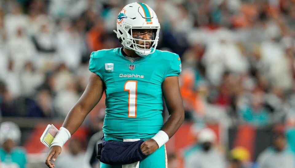 Personen som friskmeldte Miami Dolphins-quarterback Tua Tagovailoa foran kampen mot Cincinnati Bengals har fått sparken, ifølge amerikanske medier: Personen som friskmeldte Miami Dolphins-quarterback Tua Tagovailoa foran kampen mot Cincinnati Bengals har fått sparken, ifølge amerikanske medier: Foto: Jeff Dean / AP / NTB