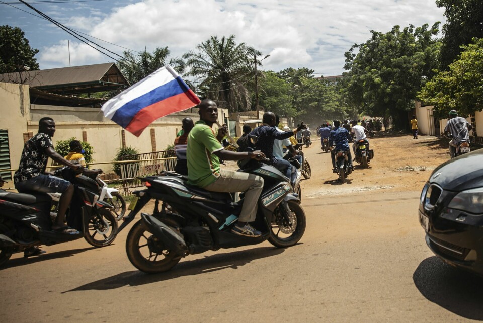 Støttespillere til kuppmakerne viftet med et russisk flagg under demonstrasjoner søndag. Demonstrantene ønsker seg tettere militært samarbeid med Russland. Støttespillere til kuppmakerne viftet med et russisk flagg under demonstrasjoner søndag. Demonstrantene ønsker seg tettere militært samarbeid med Russland. Foto: Sophie Garcia/AP/NTB