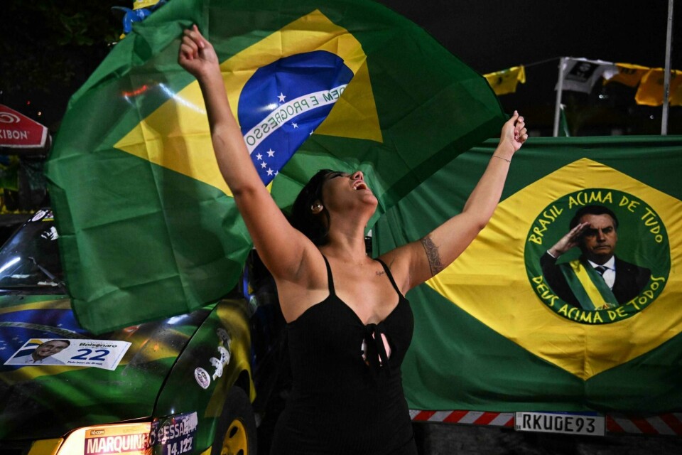 En tilhenger av Jair Bolsonaro reagerer idet hun følger med på opptellingen i første runde i Rio de Janeiro. En tilhenger av Jair Bolsonaro reagerer idet hun følger med på opptellingen i første runde i Rio de Janeiro.
