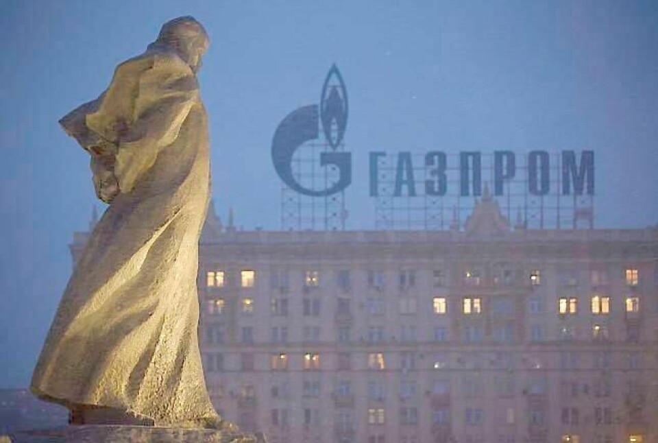 Et reklameskilt for Gazprom i Moskva. Russland kontrollerer en tredjedel av gassen EU importerer. Det gir den pågående konflikten ekstra spenning. Bildet viser et reklameskilt for Gazprom i Moskva. FOTO: NTB/SCANPIX