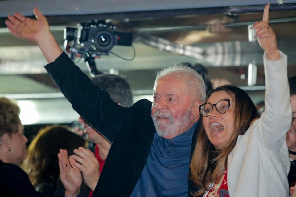 Luiz Inacio Lula da Silva vinker til tilhengerne med sin kone Rosangela 'Janja' under første runde av valget. Luiz Inacio Lula da Silva vinker til tilhengerne med sin kone Rosangela 'Janja' under første runde av valget.