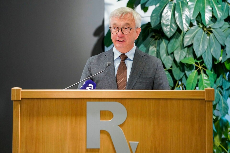 Riksrevisor Karl Eirik Schjøtt-Pedersen kom med sin sterkeste kritikkform mot Forsvaret da han lanserte Riksrevisjonens nye rapport denne uka. Riksrevisor Karl Eirik Schjøtt-Pedersen kom med sin sterkeste kritikkform mot Forsvaret da han lanserte Riksrevisjonens nye rapport denne uka.