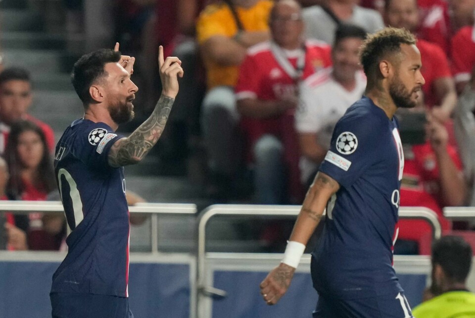 Paris Saint-Germains superstjerner samarbeidet om et mål som hjalp laget til 1-1 borte mot Benfica. Begge lag måtte tåle sitt første poengtap i mesterligaen. Lionel Messi jubler etter å ha scoret for PSG mot Benfica. Argentineren har nå scoret CL-mål mot 40 ulike klubber. Foto: Armando Franca, AP / NTB