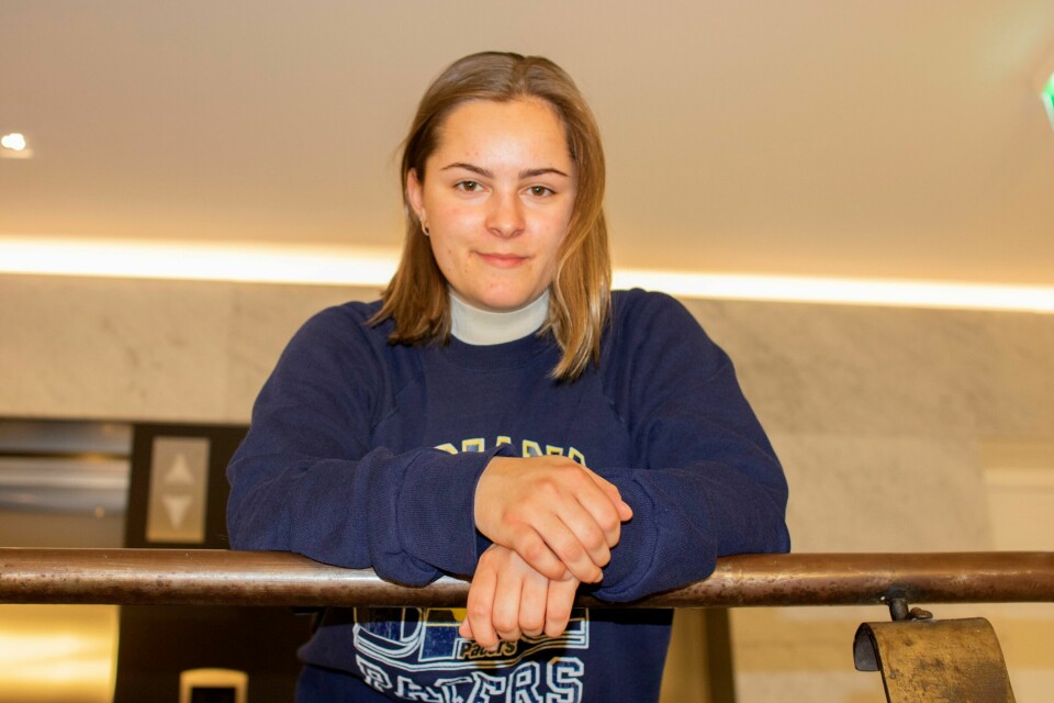 Elisabeth Tangen er ny leder i Oslo Unge Høyre. Her i sitt rette habitat, trappa til tredje etasje i Høyres hus. Portrett