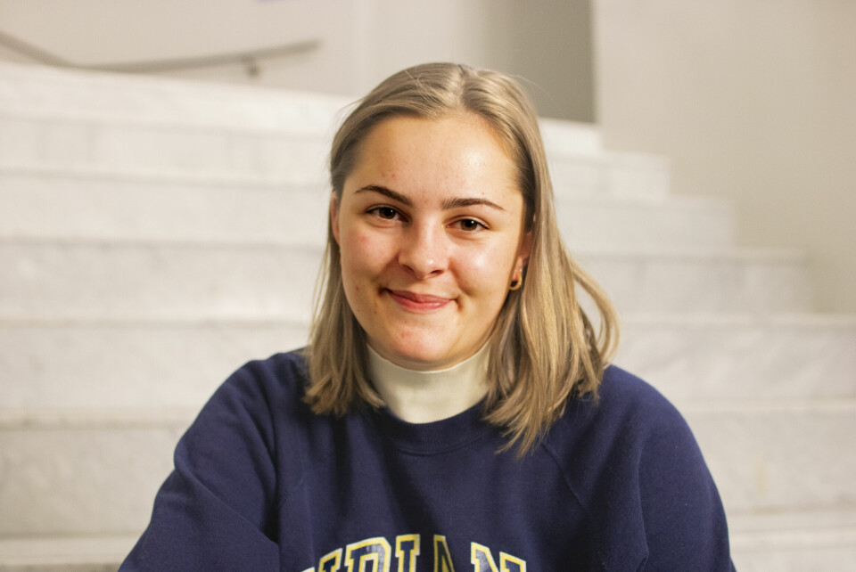 Elisabeth Tangen er ny leder i Oslo Unge Høyre. Her i sitt rette habitat, trappa til tredje etasje i Høyres hus. Portrett
