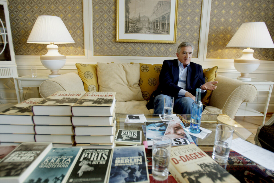 Militærhistoriker Antony Beevor , her i 2009 ved utgivelsen av sin bok «D-dagen» på norsk Antony Beevor fotografert under et tidligere norgesbesøk med hærskaren av bøker han har begått viet kriger. Foto: Stian Lysberg Solum / NTB