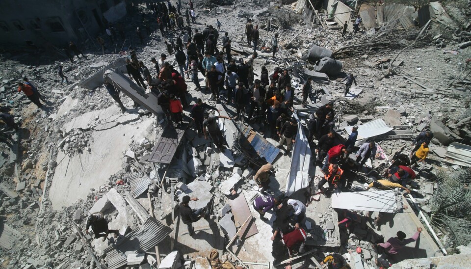 Palestiner ved et boligbygg som ble lagt i ruiner i et israelsk angrep i Rafah denne uken. Palestinere ved et boligbygg ødelagt i et israelsk angrep i Rafah på Gazastripen tidligere denne uken. Foto: Hatem Ali / AP / NTB