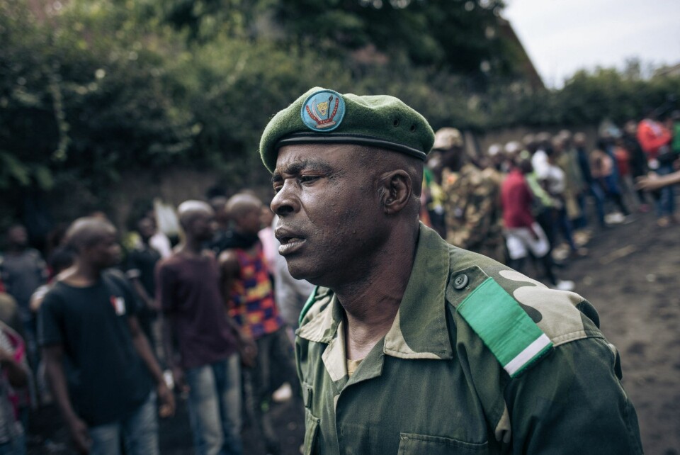 En kongolesisk offiser instruerer nyankomne rekrutter i krigen mot den fremadstormende opprørsbevegslen M23. .