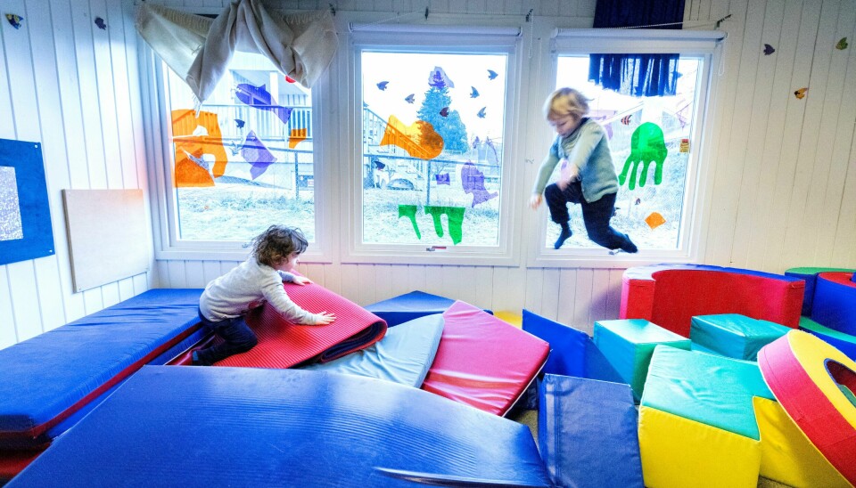 Foreldre i Skandinavia med barn i barnehagen er aller mest fornøyd med norske barnehager, ifølge foreldretilfredsheten. Illustrasjonsfoto. Bildet viser to barn som leker i en barnehage. Foreldre i Skandinavia med barn i barnehagen er aller mest fornøyd med norske barnehager.