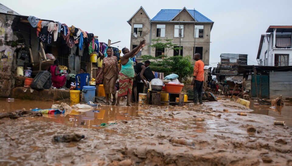Lokalbefolkningen forsøker å rydde opp etter at bydelen deres i Kinshasa ble oversvømmet etter kraftig nedbør. Lokalbefolkningen forsøker å rydde opp etter at bydelen deres i Kinshasa ble oversvømmet etter kraftig nedbør. Foto: Samy Ntumba Shambuyi / AP / NTB
