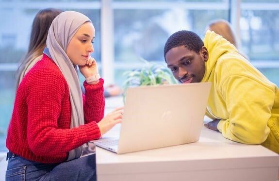 Studenter ved UiS får nå enda flere studier å velge mellom. På bildet ser vi studentambassadørene Amal Kamal og Simeon Vyizigiro. Studenter ved UiS får nå enda flere spennende studier å velge mellom. På bildet ser vi studentambassadørene Amal Kamal og Simeon Vyizigiro.