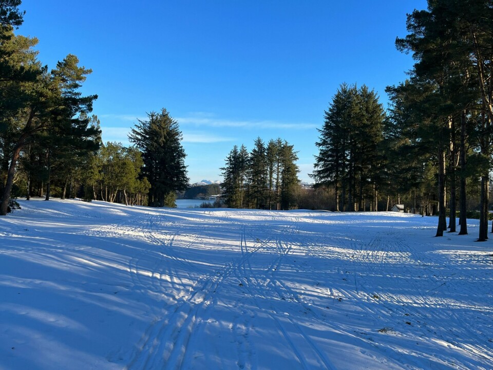 De som tar skituren til golfbanen kan nyte utsikt til snøkledde fjell og Stokkavatnet. De som tar skituren til golfbanen kan nyte utsikt til snøkledde fjell og Stokkavatnet.