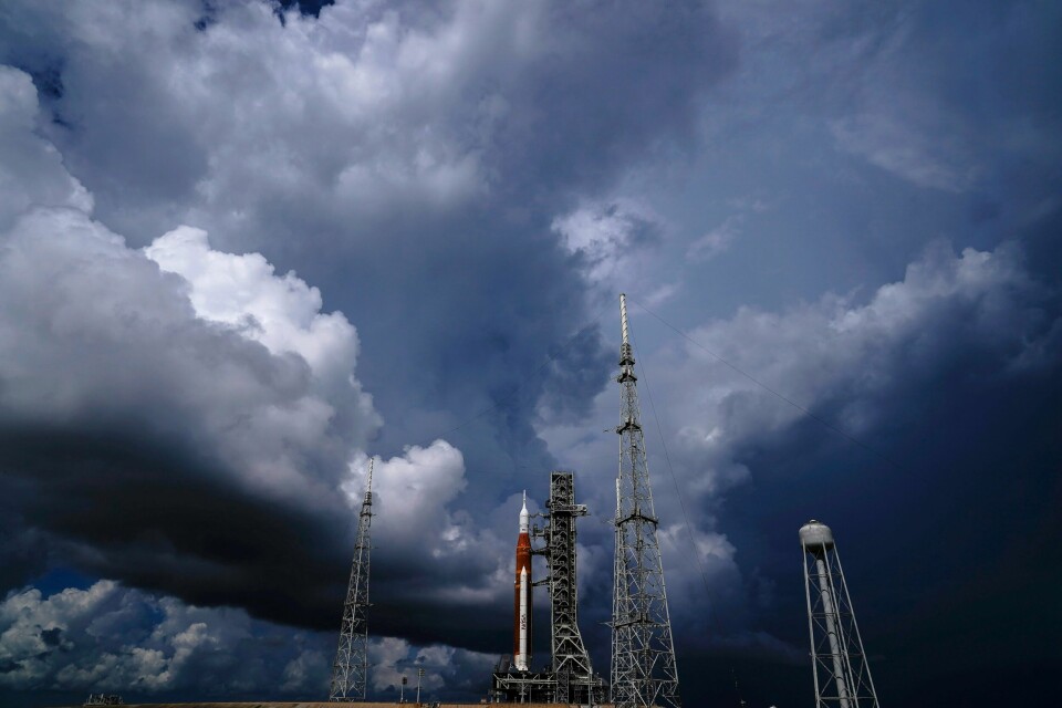 Nasas månerakett Artemis 1 fotografert på Kennedy Space Center i Cape Canaveral før den planlagt oppskyting 27. september. Nasas månerakett fotografert på Kennedy Space Center i Cape Canaveral før en planlagt oppskyting 2. september. Denne ble utsatt på grunn av drivstofflekkasje. Foto: Brynn Anderson / AP / NTB