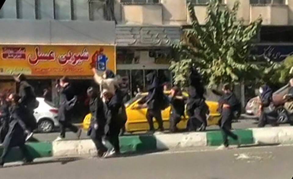 Et skjermdump som angivelig viser iranske studenter, noen av dem uten sjal, som skal ha ropt «død over diktatoren» under en protest i Teheran denne uka. Et skjermdump som angivelig viser iranske studenter, noen av dem uten sjal, som skal ha ropt «død over diktatoren» under en protest i Teheran denne uka.