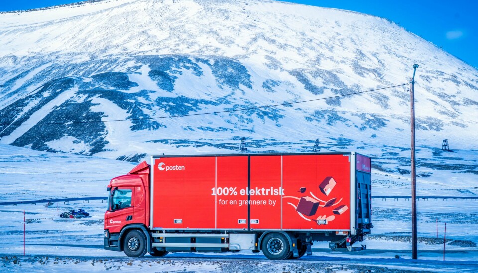 Posten ansetter 200 nye til å kjøre varebilene sine. Posten Noreg viser fram den største og første elektriske lastebilen som skal brukast på Svalbard. Foto: Ole Berg-Rusten / NTB / NPK