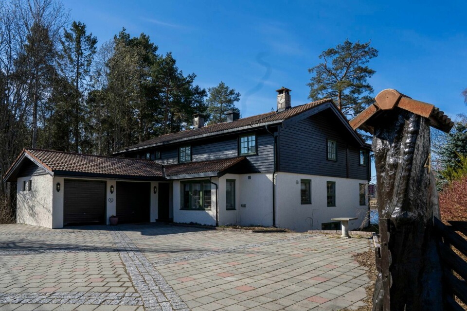 Øst politidistrikt bekrefter at de har siktet en mann i 30-årene for medvirkning til drap på Anne-Elisabeth Hagen. Lørenskog 20210427. Huset til drapssiktede Tom Hagen i Sloraveien 4 i Lørenskog. Den 28. april er det ett år siden Tom Hagen ble pågrepet av politiet og siktet for å ha drept ektefellen Anne-Elisabeth Hagen. Pågripelsen skjedde halvannet år etter at den 68 år gamle kvinnen forsvant fra hjemmet sitt.Foto: Heiko Junge / NTB