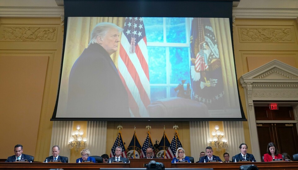 Panelet som gransker opptøyene på Capitol Hill 6. januar 2021, besluttet torsdag å stevne Donald Trump for å tvinge ham til å avgi forklaring. Bilder av daværende president Donald Trump ble vist under komitehøringen i Washington torsdag. Foto: Jacquelyn Martin / AP / NTB