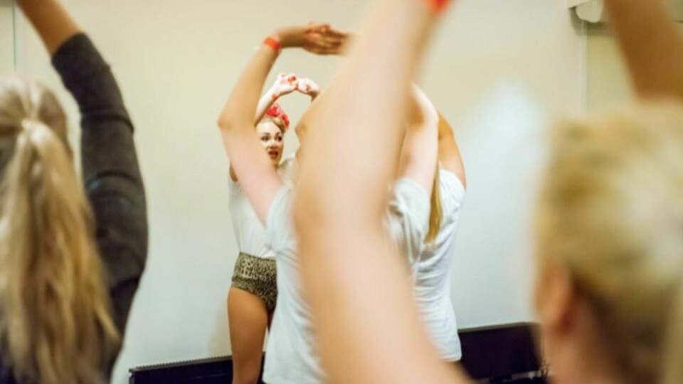 Erika Leslie satte pris på at man kunne snakke om seksualitet uten fordommer og skam. Her et bilde fra Nytfestivalen i 2019, under workshopen «Introduksjon til burlesque». Erika Leslie satte pris på at man kunne snakke om seksualitet uten fordommer og skam. Her et bilde fra Nytfestivalen i 2019, under workshopen «Introduksjon til burlesque».